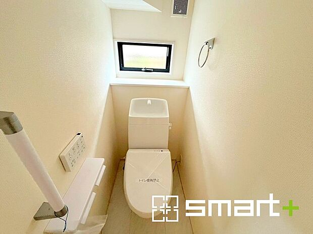 〜窓付きの明るいトイレ〜 ・清潔感あるシャワートイレ。窓があるので換気もしやすく快適ですね。 ・背面にある棚はトイレットペーパーなどの置き場や飾り棚としても利用できますね。