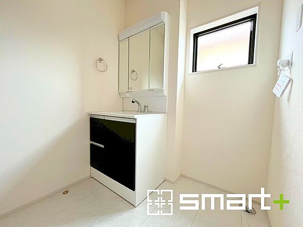 〜明るい洗面スペース〜 ・窓から明るい陽が入り、気持ちよく朝の支度ができますね。 ・使い勝手の良い三面鏡タイプのシャワー付き洗面化粧台。鏡の裏に収納があるので洗面台周りもスッキリ。