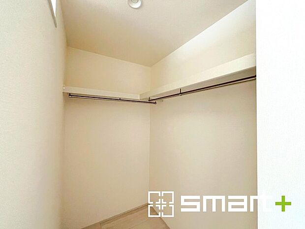 〜ウォークインクローゼット〜 ・衣類をハンガーに掛けたまま収納できるウォークインクローゼットは重宝しますね。 ・季節ものや小物類なども整理整頓しやすく生活空間が広がりますね。