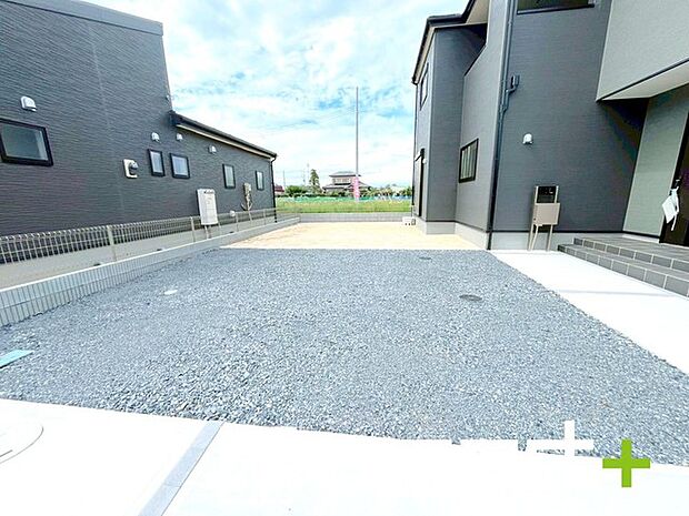 〜お庭もある余裕の敷地〜 ・広々した敷地にはお庭もご用意。お庭があるだけで余裕を感じますね。 ・防草シートや人工芝の敷設などのオプションもお気軽にご相談くださいませ。