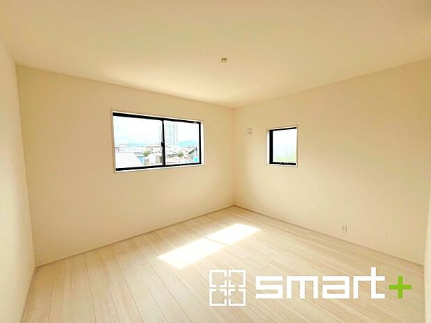 〜2面採光の明るいお部屋〜 ・洋室は2面採光とする事で穏やかな陽の入る明るい空間となっております。 ・くつろぎのプライベート時間を明るい空間で穏やかにお過ごしいただけます。 