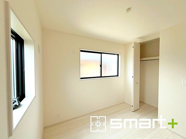 〜収納豊富な洋室〜 ・各居室に備え付けの収納をご用意。タンスなどを置く場合と比べ出っ張らないので部屋の中を有効のご活用いただけます。 ・収納の広さなどぜひ現地でご確認くださいませ。