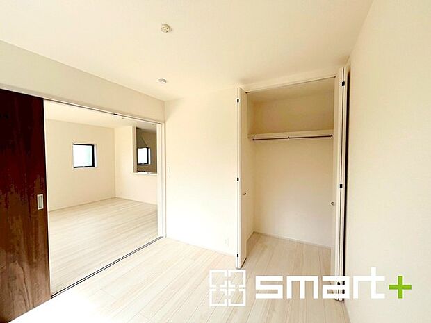 〜リビング横の洋室〜 ・リビング横には開放感をプラスしてくれる洋室付。収納スペース付きで寝室にもお使いいただけます。 ・お子様のプレイルームやお昼寝、趣味のお部屋など、用途様々ですね。