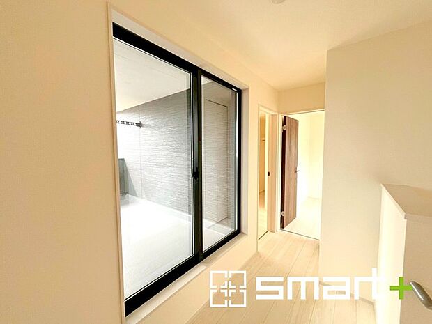 〜階段上ホール〜 ・居室を通らずにバルコニーへの出入り可能なので、毎日のお洗濯もラクラク快適。 ・日当たりもよいので室内物干しにも便利です。