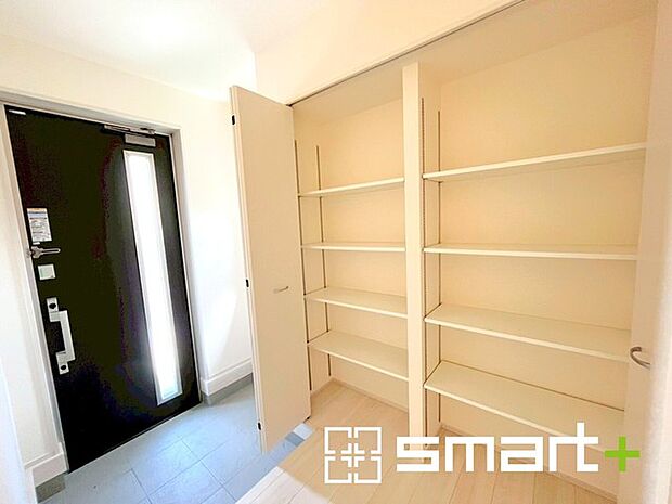 〜穏やかな陽が入る玄関〜 ・玄関ドアにガラス部分を設ける事で穏やかな陽の入る玄関になります。 ・備え付けのシューズボックスはたっぷりしまえて玄関がスッキリ片付きますね。