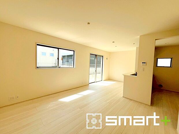 ~穏やかな陽の入るLDK~ ・大きな窓のあるLDKは陽当りも良好で明るい空間となっております。 ・ご家族団らんなど過ごす時間の多いLDKが明るいのは嬉しいポイントですね。