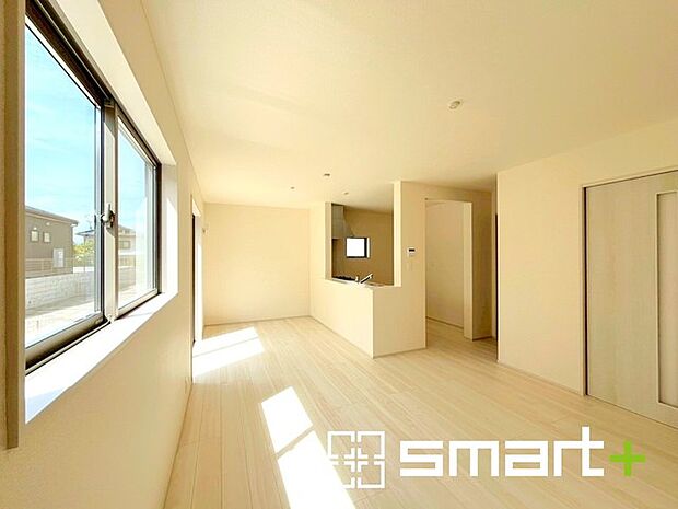 ~日当り良好のLDK~ ・たくさんの窓からたっぷりの陽光が差し込む明るいリビングで寛ぎのひと時を。 ・柔らかみのあるナチュラルカラーで、家具やカーテンの色も選びやすいです。