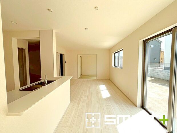 ~家族団らん明るい食卓~ ・窓からたっぷりの陽光が差し込む明るいダイニング。ご家族で食卓を囲む素敵なひと時を。 ・出来立てのお料理を運ぶのにも、食器の後片付けもラクラクなカウンターキッチン。