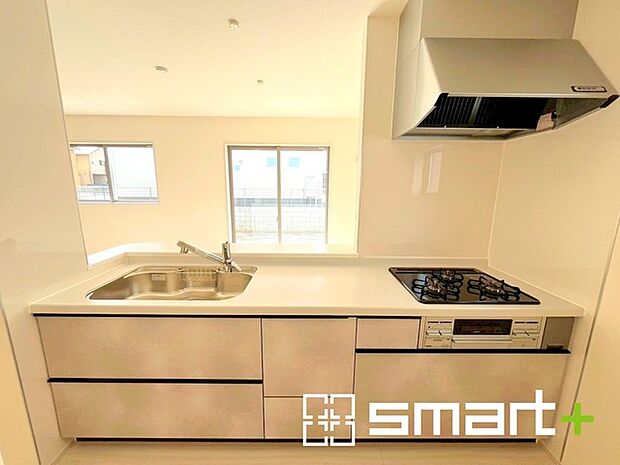 〜人気のカウンターキッチン〜 ・キッチンは人気のカウンタータイプを採用。「ご家族の顔が見える」造りです。 ・蛇口に浄水器が内蔵されているなど機能面でも優れた仕様です。