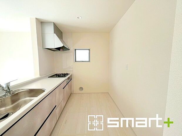 〜使い勝手の良いシステムキッチン〜 ・料理がしやすい設計のキッチンでお料理もはかどりますね。 ・もちろんキッチン下部は収納になっておりますので、フライパンなども収納可能です。