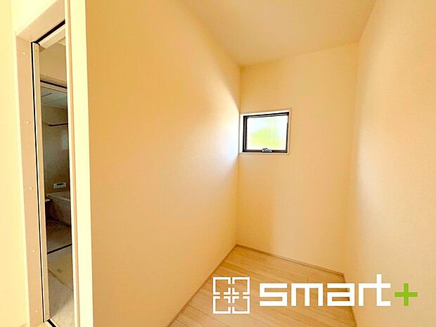 ~パントリーのあるお住まい~ ・キッチン横にパントリー(食糧庫)をご用意。買い溜めした食材などはもちろん、ティッシュなどの置場としてもご利用いただけます。 ・ぜひ現地でご確認くださいませ。