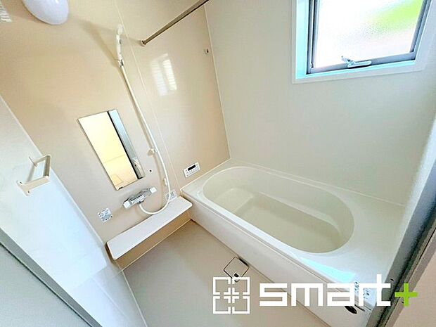 〜浴室乾燥機付きの浴室〜 ・浴室には乾燥機が付いているので雨の日でも洗濯物を干すことが可能です。 ・水はけの良い床材など機能面も充実。マイクロバルなどオプションもご相談くださいませ。