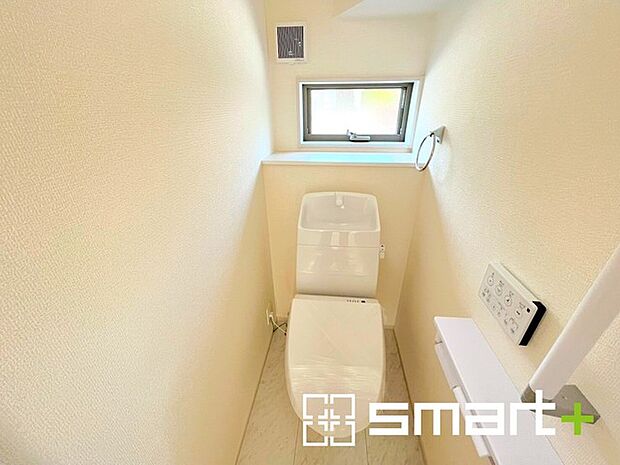 〜窓付きの明るいトイレ〜 ・清潔感あるシャワートイレ。窓があるので換気もしやすく快適ですね。 ・背面にある棚はトイレットペーパーなどの置き場や飾り棚としても利用できますね。