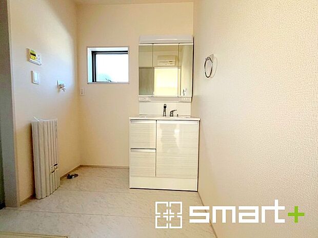 〜明るい洗面スペース〜 ・窓から明るい陽が入り、気持ちよく朝の支度ができますね。 ・使い勝手の良い三面鏡タイプのシャワー付き洗面化粧台。鏡の裏に収納があるので洗面台周りもスッキリ。