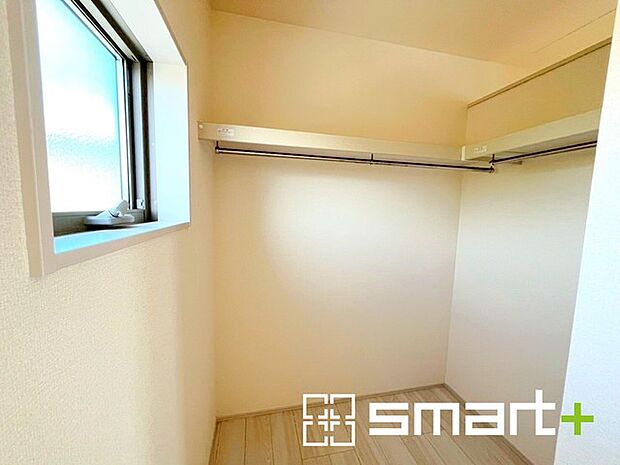 〜ウォークインクローゼット〜 ・衣類をハンガーに掛けたまま収納できるウォークインクローゼットは重宝しますね。 ・季節ものや小物類なども整理整頓しやすく生活空間が広がりますね。