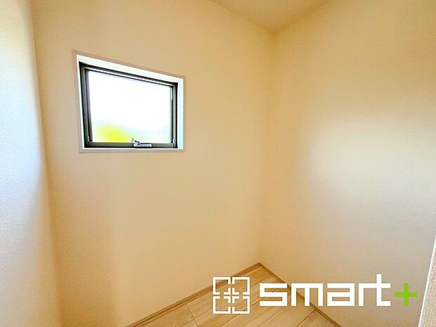 〜広々した「納戸」をご用意〜 ・本来の用途である収納としてはもちろん、テレワークスペースとしてもご利用可能な納戸をご用意。 ・広さの感覚など、ぜひ現地でご体感くださいませ。