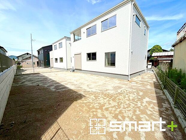 〜広々したお庭のある邸宅〜 ・余裕の敷地には広いお庭もご用意。 ・ガーデニングや安らぎの空間として、倉庫を置いたりと様々な活用が可能です。 ・人工芝の敷設などもお気軽にご相談くださいませ。 