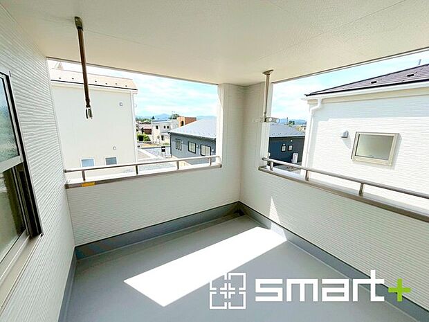 ~屋根付きのバルコニー~ ・バルコニーは屋根付きなので急な雨でも安心です。 ・奥行きもあるので洗濯物が干しやすいのも嬉しいポイントですね。