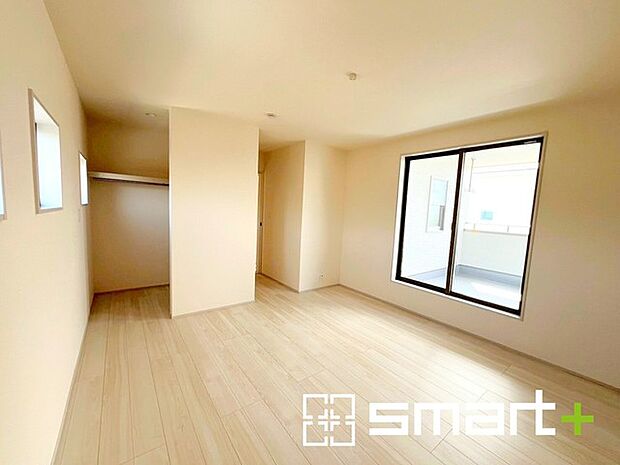 〜バルコニーに面した洋室〜 ・バルコニー側の大きな窓から穏やかな陽が差し込む明るい洋室はウォークインクローゼット付。 ・ゆとりある広さでご夫婦やご兄弟でもゆったりお過ごしいただけます。