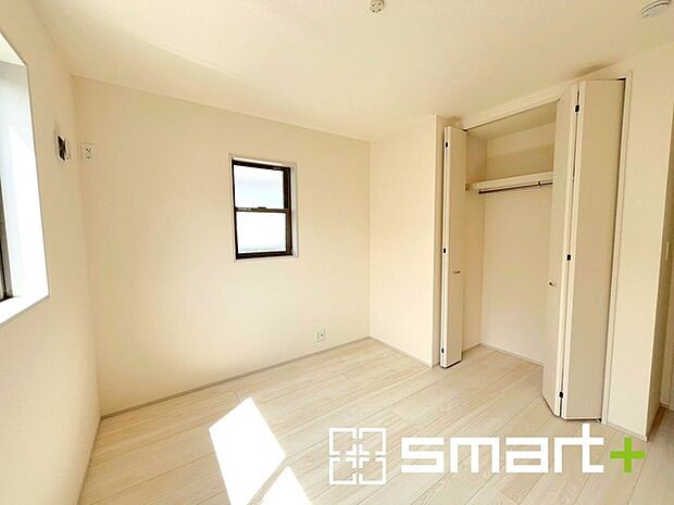 〜収納豊富な洋室〜 ・各居室に備え付けの収納をご用意。タンスなどを置く場合と比べ出っ張らないので部屋の中を有効のご活用いただけます。 ・収納の広さなどぜひ現地でご確認くださいませ。