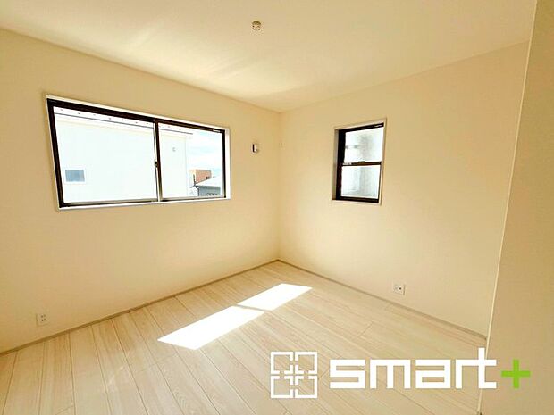 ~2面採光の明るいお部屋~ ・洋室は2面採光とする事で穏やかな陽の入る明るい空間となっております。 ・くつろぎのプライベート時間を明るい空間で穏やかにお過ごしいただけます。