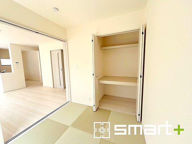 〜リビング横の和室〜 ・リビング横には開放感をプラスしてくれる和室付。モダンな洋風タイプでオシャレ感アップ。 ・お子様のプレイルームやお昼寝など、用途様々。収納付きで寝室にもお使いいただけます。