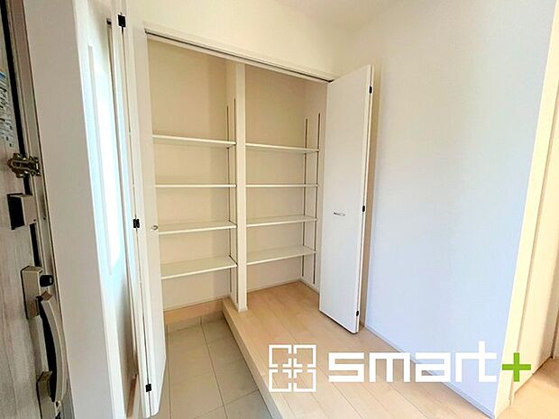 〜たっぷりしまえるシューズボックス〜 ・備え付けのシューズボックスは充分な容量を確保。 ・便利な稼働式の棚で高さや大きさのあるものもスッキリしまえて快適。