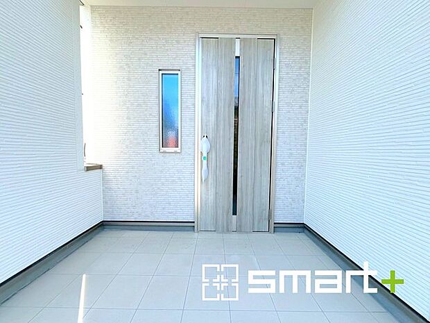 〜お住まいの顔「玄関」〜 ・玄関ドアの上にはもちろん軒がございますので、雨の日でも濡れずに鍵の開閉が可能です。 ・窓に加えて玄関ドアのガラス部分からも穏やかな陽が入り、明るい玄関になります。