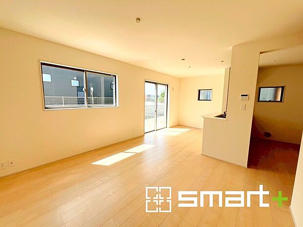 〜日当り良好のLDK〜 ・たくさんの窓からたっぷりの陽光が差し込む明るいリビングで寛ぎのひと時を。 ・柔らかみのあるナチュラルカラーで、家具やカーテンの色も選びやすいです。