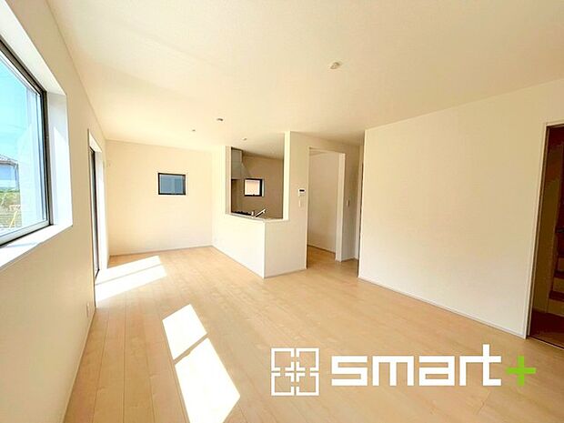 〜穏やかな陽の入るＬＤＫ〜 ・大きな窓のあるＬＤＫは陽当りも良好で明るい空間となっております。 ・ご家族団らんなど過ごす時間の多いＬＤＫが明るいのは嬉しいポイントですね。 