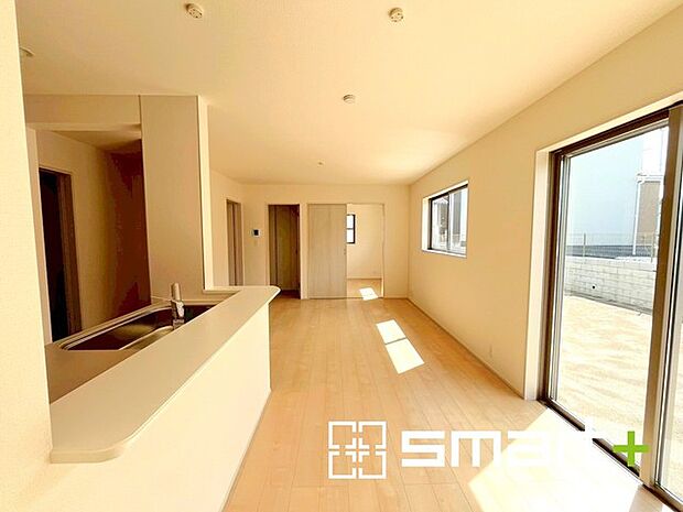 ~家族団らんにピッタリの広々リビング~ ・穏やかな陽だまりに包まれる居心地の良いLDKは、ご家族が集まる憩いのスペースに。 ・隣接の洋室を続き間として利用すれば19帖超の広々空間になります。