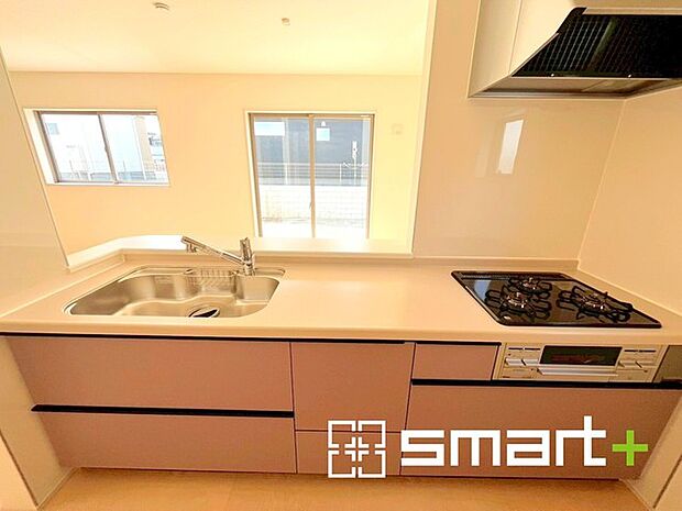 〜人気のカウンターキッチン〜 ・キッチンは人気のカウンタータイプを採用。「ご家族の顔が見える」造りです。 ・蛇口に浄水器が内蔵されているなど機能面でも優れた仕様です。