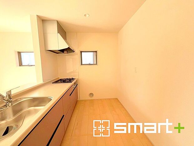 〜使い勝手の良いシステムキッチン〜 ・料理がしやすい設計のキッチンでお料理もはかどりますね。 ・もちろんキッチン下部は収納になっておりますので、フライパンなども収納可能です。