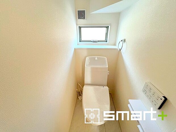 〜窓付きの明るいトイレ〜 ・清潔感あるシャワートイレ。窓があるので換気もしやすく快適ですね。 ・背面にある棚はトイレットペーパーなどの置き場や飾り棚としても利用できますね。