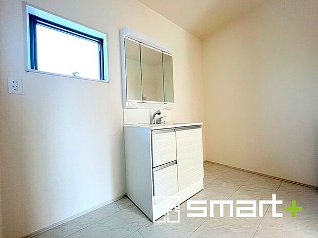 〜明るい洗面スペース〜 ・窓から明るい陽が入り、気持ちよく朝の支度ができますね。 ・使い勝手の良い三面鏡タイプのシャワー付き洗面化粧台。鏡の裏に収納があるので洗面台周りもスッキリ。