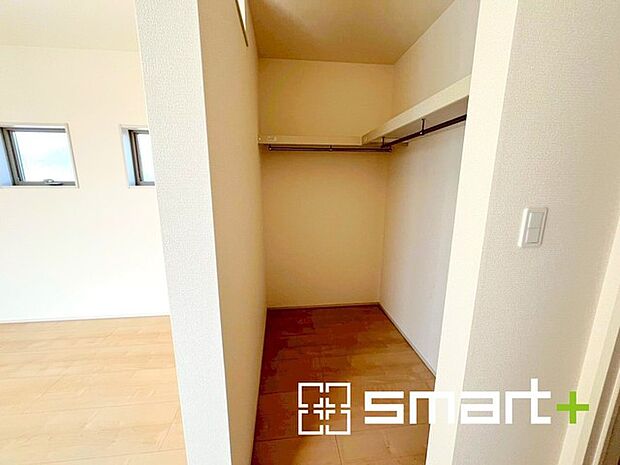 〜ウォークインクローゼット〜 ・衣類をハンガーに掛けたまま収納できるウォークインクローゼットは重宝しますね。 ・季節ものや小物類なども整理整頓しやすく生活空間が広がりますね。