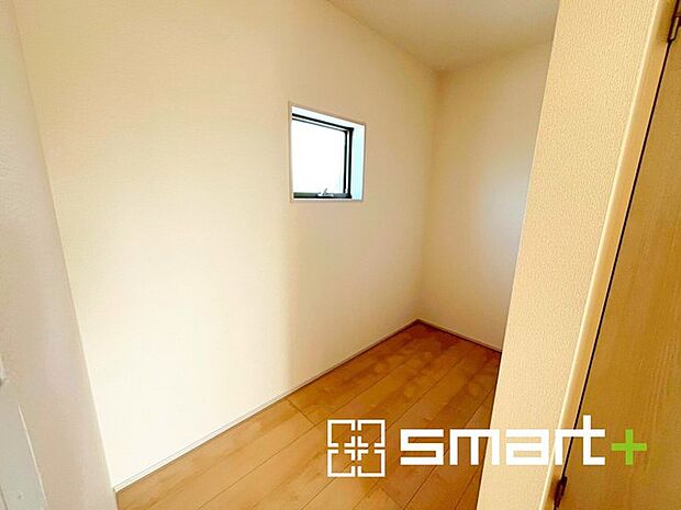 ~広々した「納戸」をご用意~ ・本来の用途である収納としてはもちろん、テレワークスペースとしてもご利用可能な納戸をご用意。 ・広さの感覚など、ぜひ現地でご体感くださいませ。