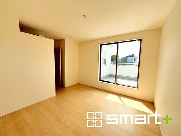 〜WIC付きの洋室〜 ・バルコニー側の大きな窓から穏やかな陽が差し込む明るい洋室はウォークインクローゼット付。 ・ゆとりある広さでご夫婦やご兄弟でもゆったりお過ごしいただけます。