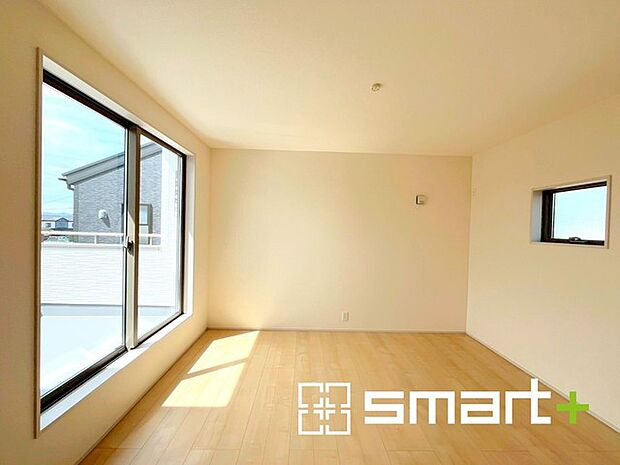 〜明るく暖かな光が差し込む洋室〜 ・大きな窓からたっぷりの光が舞い込み、お部屋全体を優しく包み込んでくれます。 ・大容量の収納スペースで整理整頓しやすく、生活空間が広がりますね。