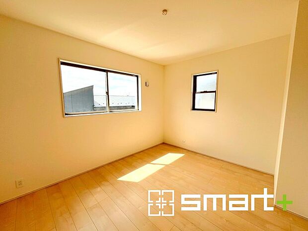 ~2面採光の明るいお部屋~ ・洋室は2面採光とする事で穏やかな陽の入る明るい空間となっております。 ・くつろぎのプライベート時間を明るい空間で穏やかにお過ごしいただけます。