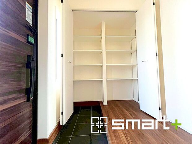 〜たっぷりしまえるシューズボックス〜 ・備え付けのシューズボックスは充分な容量を確保。 ・便利な稼働式の棚で高さや大きさのあるものもスッキリしまえて快適。