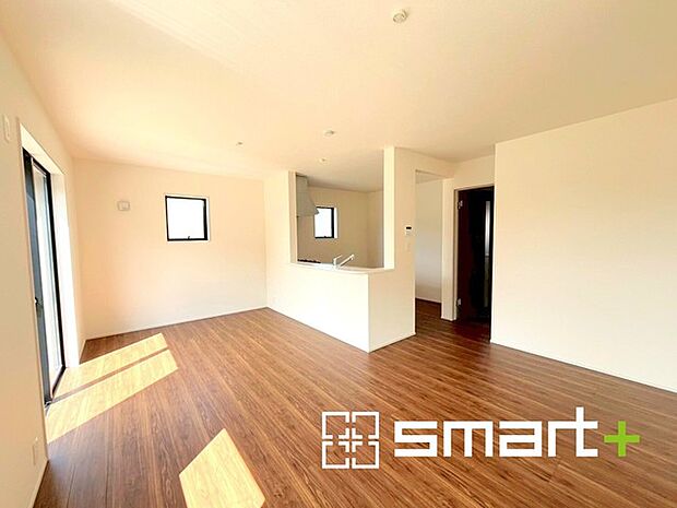 〜穏やかな陽の入るLDK〜 ・大きな窓のあるLDKは陽当りも良好で明るい空間となっております。 ・ご家族団らんなど過ごす時間の多いLDKが明るいのは嬉しいポイントですね。