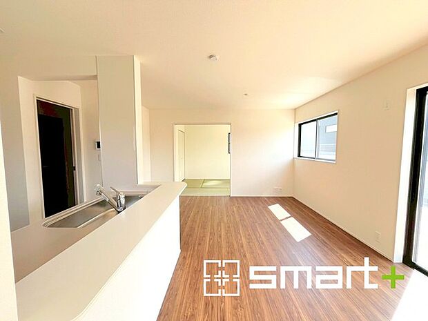 〜家族団らんにピッタリの広々リビング〜 ・穏やかな陽だまりに包まれる居心地の良いLDKは、ご家族が集まる憩いのスペースに。 ・隣接の和室を続き間として利用すれば22帖の広々空間になります。