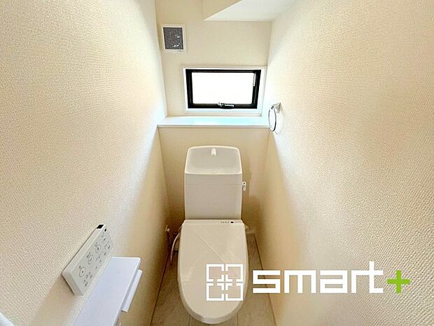 〜窓付きの明るいトイレ〜 ・清潔感あるシャワートイレ。窓があるので換気もしやすく快適ですね。 ・背面にある棚はトイレットペーパーなどの置き場や飾り棚としても利用できますね。