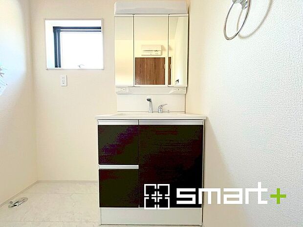 〜明るい洗面スペース〜 ・窓から明るい陽が入り、気持ちよく朝の支度ができますね。 ・使い勝手の良い三面鏡タイプのシャワー付き洗面化粧台。鏡の裏に収納があるので洗面台周りもスッキリ。