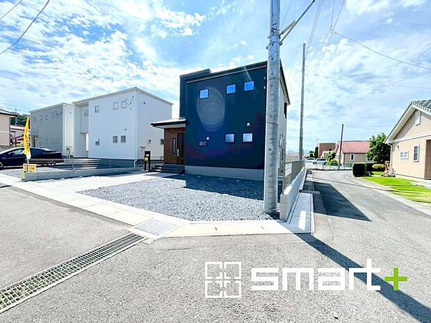 〜開放感ある角地のお住まい〜 ・2方向が空く事で開放感のある角地に位置しております。 ・窮屈な感じが無く、ゆったりと暮らせるこの魅力をぜひ現地でご体感くださいませ。