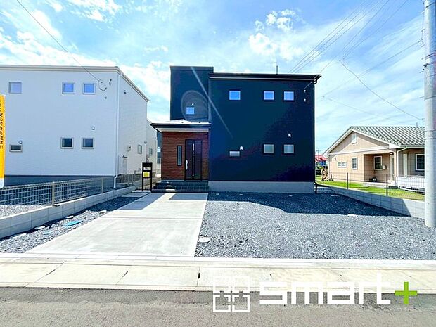 〜ゆとりあるカースペース3台〜 ・セカンドカーや来客時にも困らないカースペース3台。自転車やバイクのおける余裕の広さです。 ・カーポートなどのオプションもお気軽にご相談くださいませ。