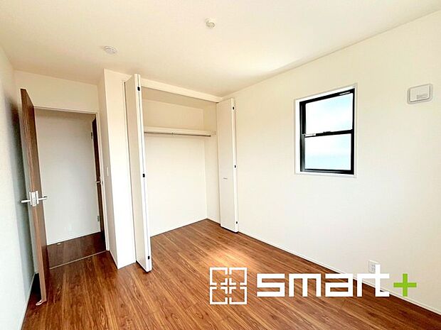 〜オプション施行もお任せください〜 ・フローリングの変色など劣化を軽減し、水をこぼした場合などにも防いでくれるフロアコーテイングが人気となっております。 ・オプション施行もお任せください。 