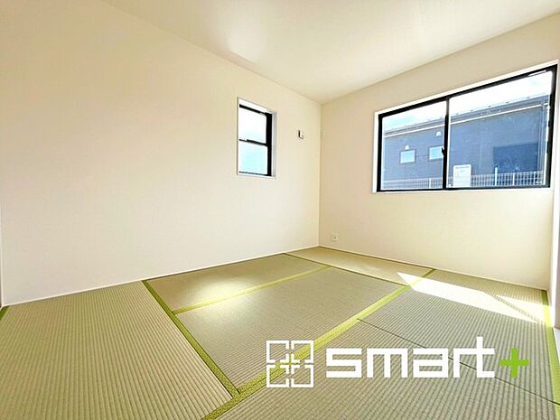 〜「和みの部屋」和室をご用意〜 ・ゴロンと寝転がったり、お子様のいるご家庭ではお子様を寝かしつけたり、などご活用いただける和室をご用意。 ・やはり畳の香りは心が落ち着きますね。