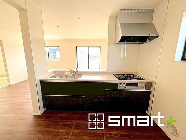 〜使い勝手の良いシステムキッチン〜 ・料理がしやすい設計のキッチンでお料理もはかどりますね。 ・もちろんキッチン下部は収納になっておりますので、フライパンなども収納可能です。